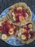 Panquecas de avena con cambúr y sirope de fresa natural