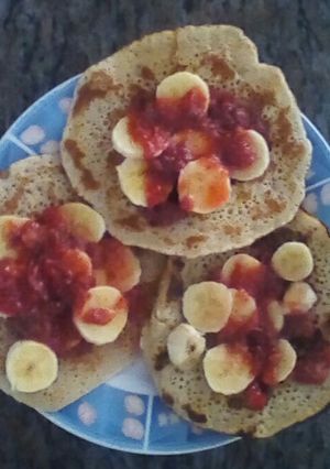 Una foto de Panquecas de avena con cambúr y sirope de fresa natural