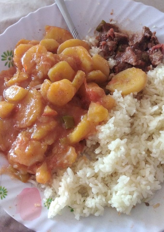 A picture of Rice with matoke.