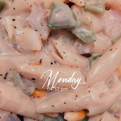 A picture of White sauce pasta.