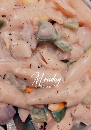 A picture of White sauce pasta.