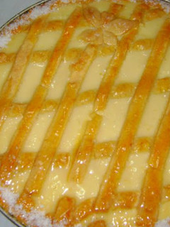 Una foto de Tarta de ricota, decorada como pasta frola