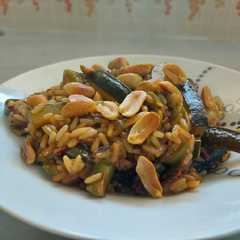 Una foto de Arroz con verduras y frutos secos