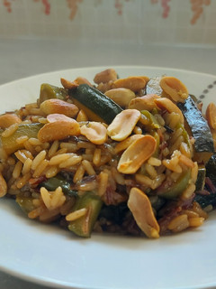 Una foto de Arroz con verduras y frutos secos
