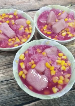 Hình của món Chè bắp,khoai môn,nấm tuyết và lá cẩm.