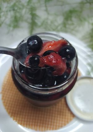 Una foto de Arándanos, Frutillas, Cerezas En Almíbar / Frutos Rojos