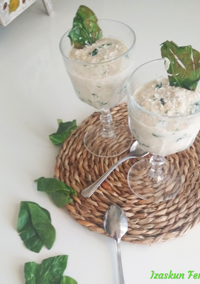 Una foto de Avena con leche y espinacas