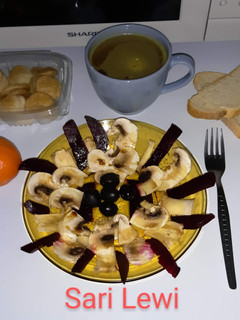 Foto principal de Caldo, ensalada y postre en Horno microondas (9 ingredientes)