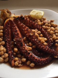 Una foto de Pulpo con cerveza