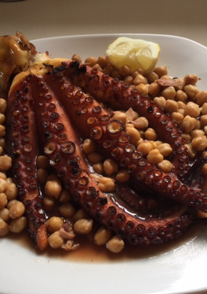 Una foto de Pulpo con cerveza