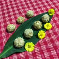 A picture of Til / Sesame Ladoo.