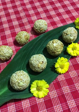 A picture of Til / Sesame Ladoo.