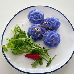 A picture of Chor Muang (Flower Shaped Dumpling filled with Minced Chicken).