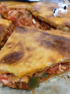 Una foto de Empanada gallega de atún y almejones con masa casera