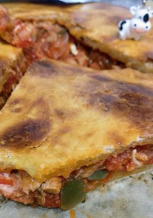 Una foto de Empanada gallega de atún y almejones con masa casera