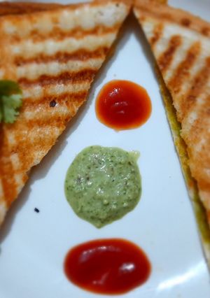 આલુ મસાલા સેન્ડવીચ (Aloo Masala Sandwich Recipe In Gujarati) રેસીપી મુખ્ય ફોટો