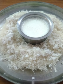இனிப்பு இடியாப்பம் (Sweet Idiyappam recipe in Tamil) செய்முறை முக்கிய புகைப்படம்