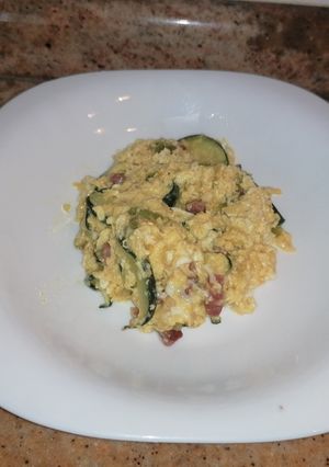 Una foto de Revuelto de jamón y verduras