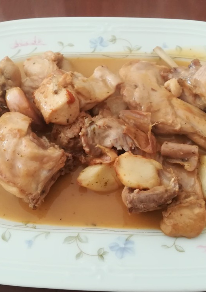 Una foto de Conejo al ajillo