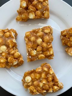 डाळ चिक्की (dal chikki recipe in marathi) रेसिपी चे मुख्य फोटो