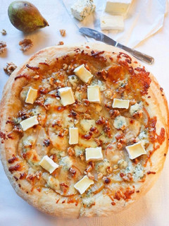 Una foto de Pizza de pera, queso y miel 🍕🍐🍯