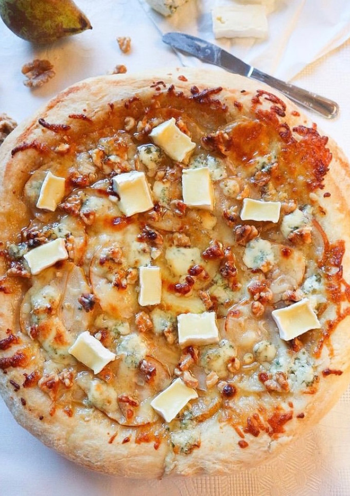 Una foto de Pizza de pera, queso y miel 🍕🍐🍯