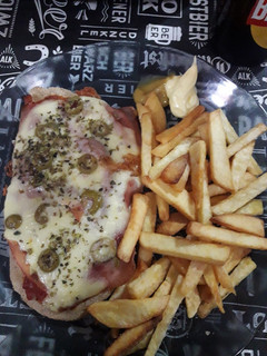 Una foto de Milanesa a la napolitana con fritas