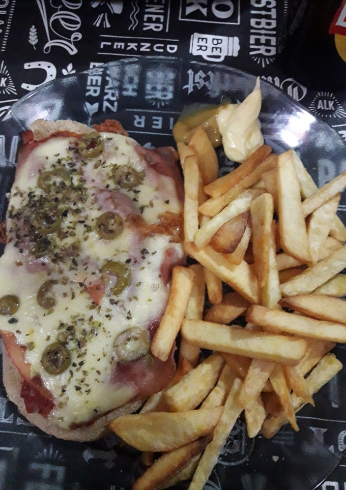 Una foto de Milanesa a la napolitana con fritas