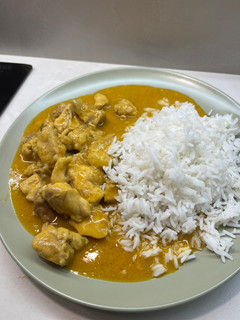 Una foto de Pollo al curry con arroz basmati 🍚