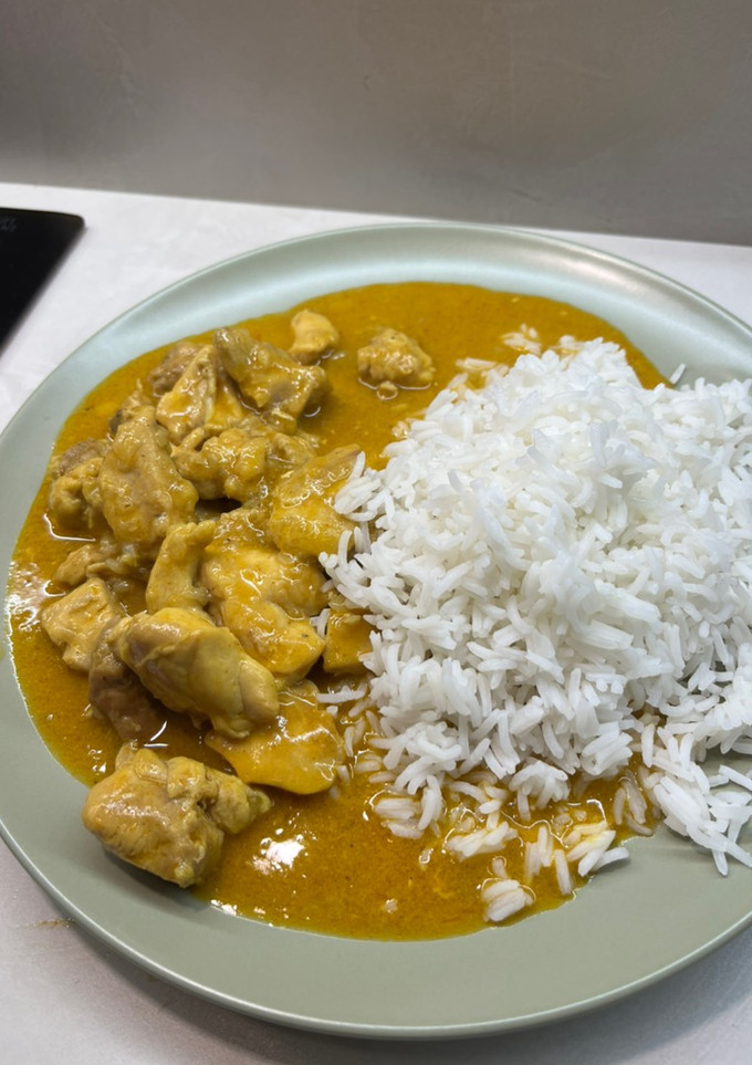 Una foto de Pollo al curry con arroz basmati 🍚