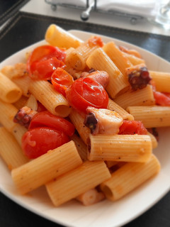 Una foto de Pasta con pulpo y tomate