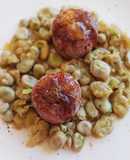 Carrilleras caramelizadas con habitas encebolladas a la menta