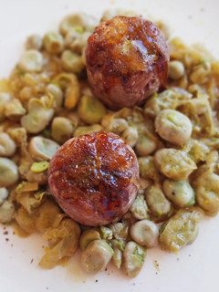 Una foto de Carrilleras caramelizadas con habitas encebolladas a la menta