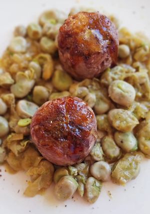 Una foto de Carrilleras caramelizadas con habitas encebolladas a la menta