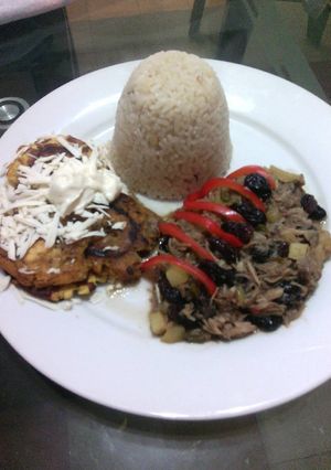 Una foto de Mojito con arroz y patacón