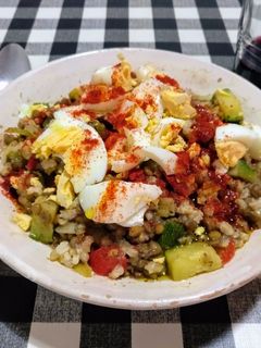 Una foto de Lentejas con arroz integral y verduras salteadas en wok