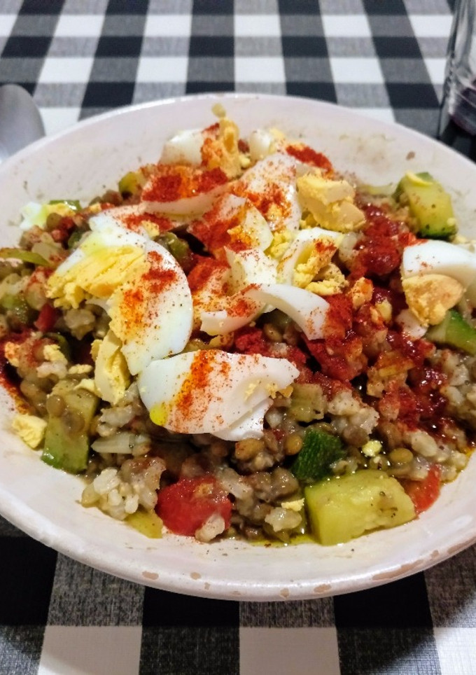 Una foto de Lentejas con arroz integral y verduras salteadas en wok