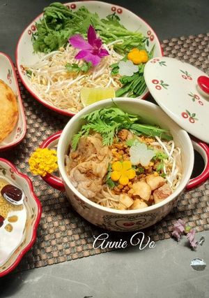 Hình của món Hủ tiếu giò heo và các món tráng miệng.