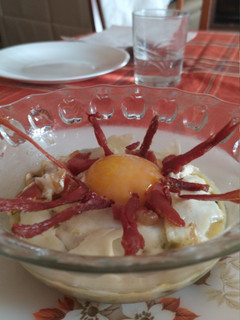 Una foto de Revuelto de champiñones con crujiente de jamón