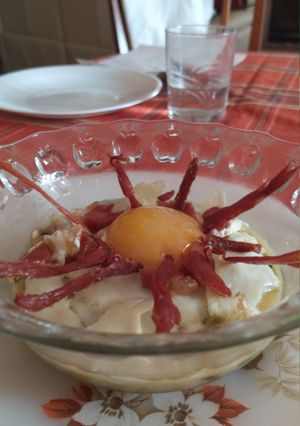Una foto de Revuelto de champiñones con crujiente de jamón