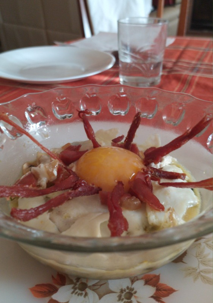 Una foto de Revuelto de champiñones con crujiente de jamón