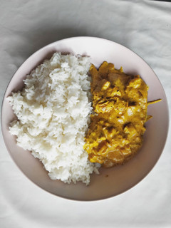 Una foto de Arroz al curry con tofu y heura
