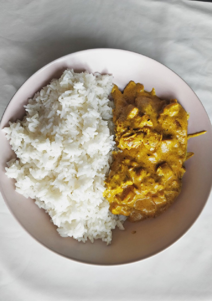 Una foto de Arroz al curry con tofu y heura