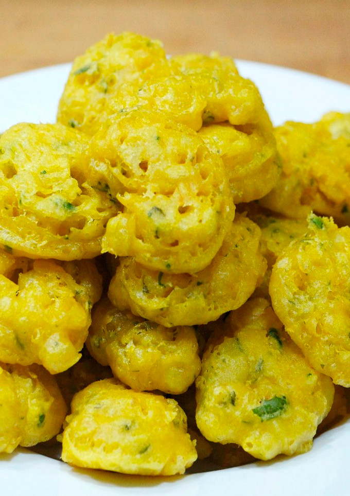 Una foto de Buñuelos de gambas al ajillo