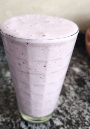 Una foto de Licuado proteico🍓🍌🫐