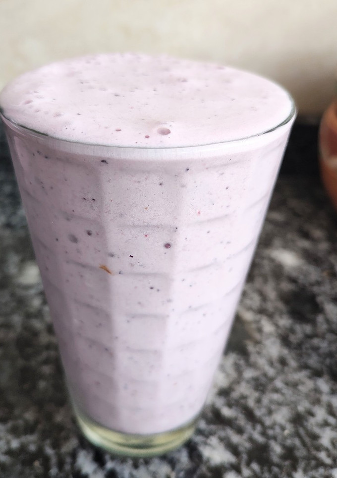 Una foto de Licuado proteico🍓🍌🫐