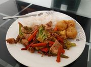 Una foto de habichuelas guisado