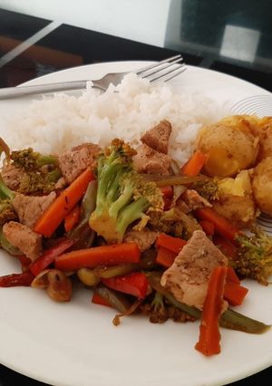 Una foto de Carne de cerdo salteada con verduras