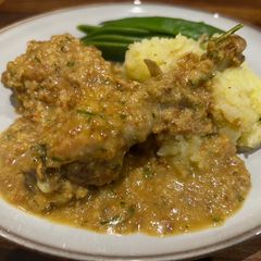 A picture of Pintada en Pepitoria - guinea fowl with almond and saffron sauce.