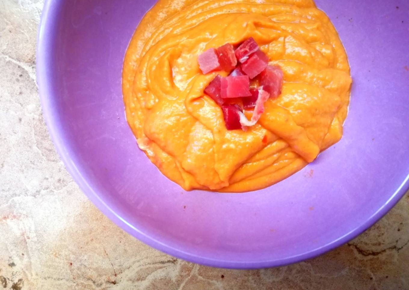Salmorejo con hogaza de pueblo